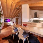 Greenwood - Spacious Alpine Retreat With Mountain Views Lägenhet