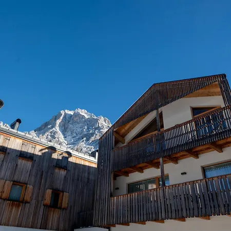 Greenwood - Spacious Alpine Retreat With Mountain Views *